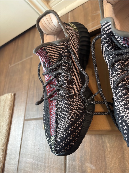 adidas Yeezy Black & Red Knit Low-Top Sneakers main image 4
